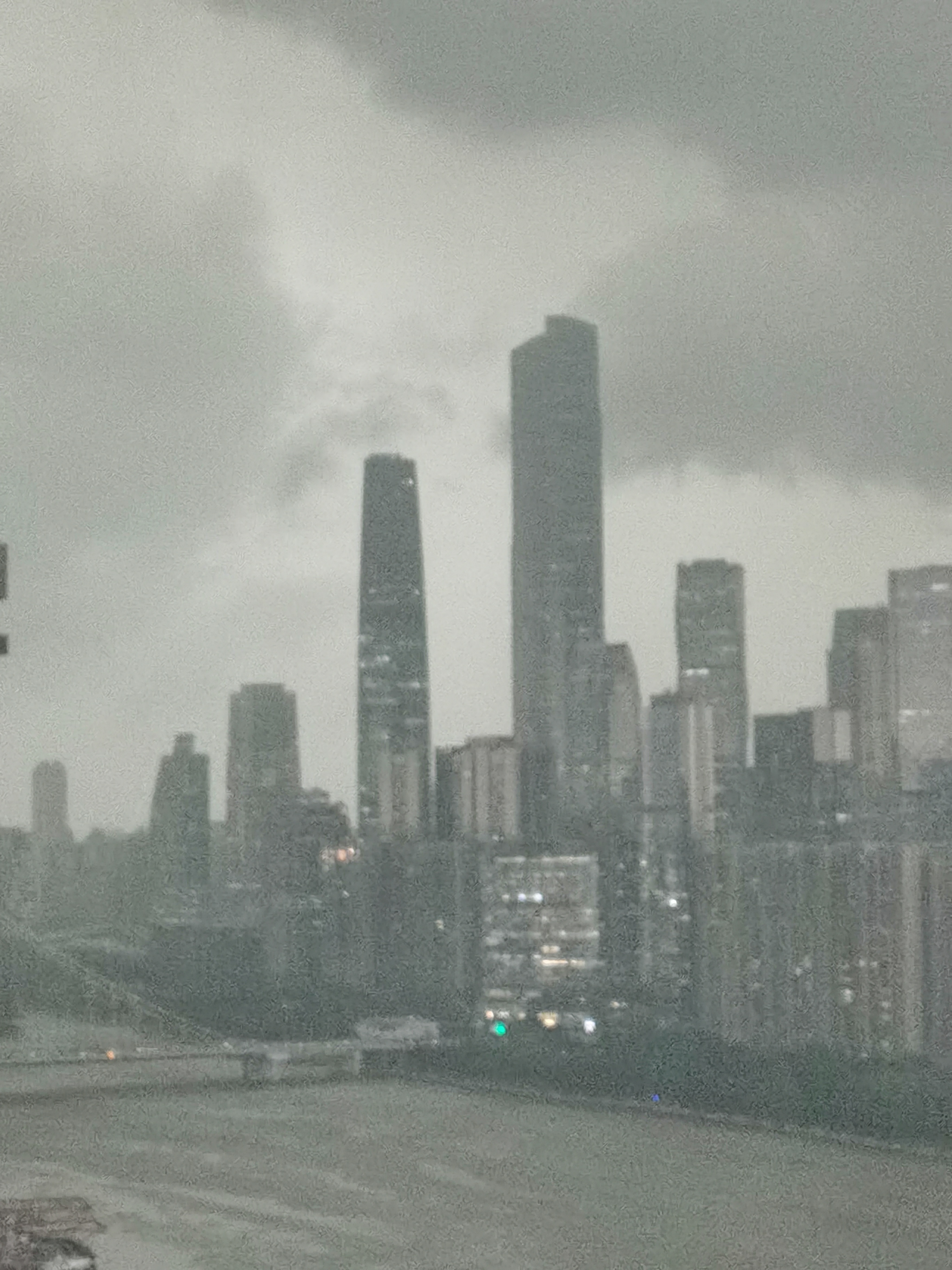 黑云压城城欲摧[惊恐]暴风雨前，天空很灰暗<!--{img:0}-->