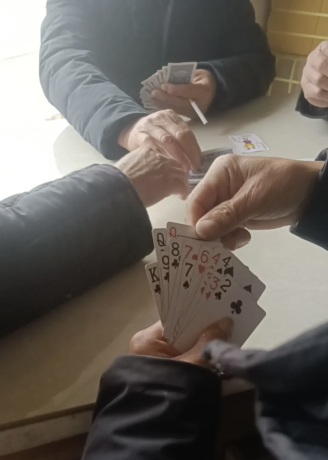 四个牌友经常聚到牌室打牌，一次两三百块钱的输赢，大半年下来，他们四个人全是输家。
因为每次打牌，他们都会先凑一百块钱给牌室主家算饭钱，主家也会买三四十块钱的菜、一瓶十几块钱的酒，让他们吃好继续打牌。
