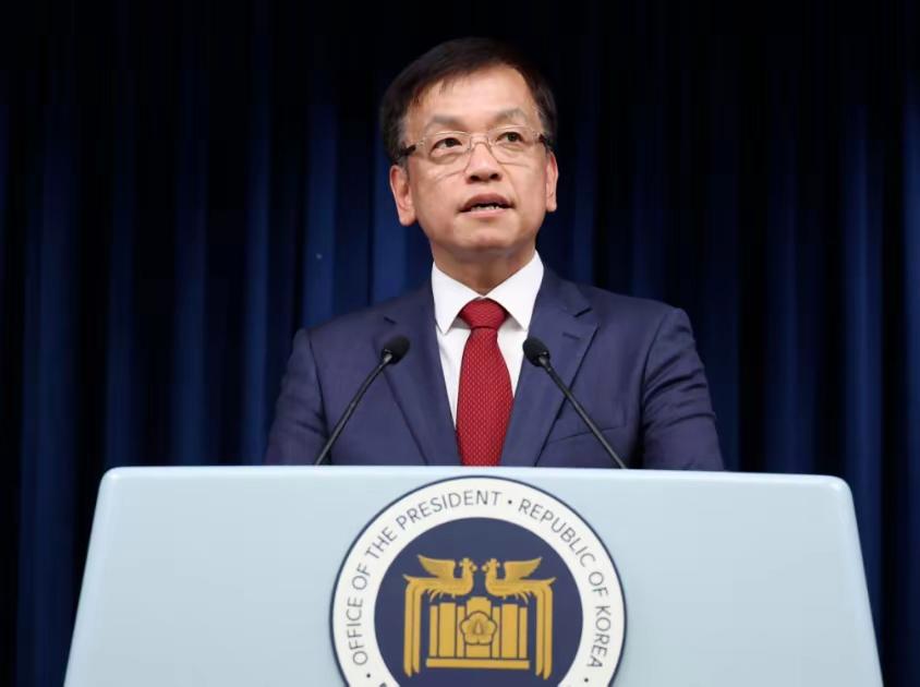有个事，你知道吗？

韩国代总统变乖啦！

韩国代总统金相穆吸取了上任的教训，开始了左右逢源，一方面他迅速任命了国会通过的两名宪法法官。另一方面他把剩下的一名待定，说在野党和执政党商量好以后啊，他会迅
