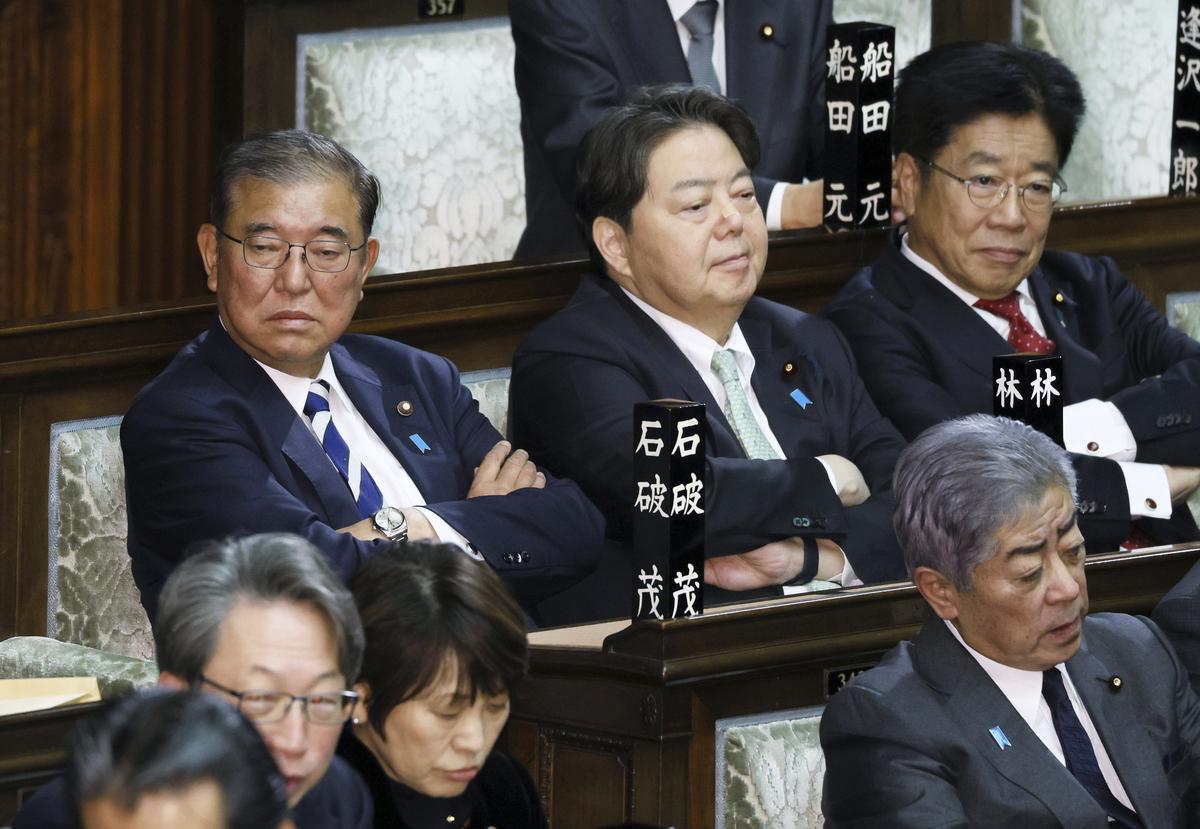 日本对美国“翻脸”啦
日本制铁公司要收购美国钢铁公司，拜登一句话给否决啦！日本公司呢说要起诉！日本首相石破茂说，必须说明情况，否则不算完！看来，这次的石破茂也开始硬啦！
对老美，还是硬些好，否则有可能
