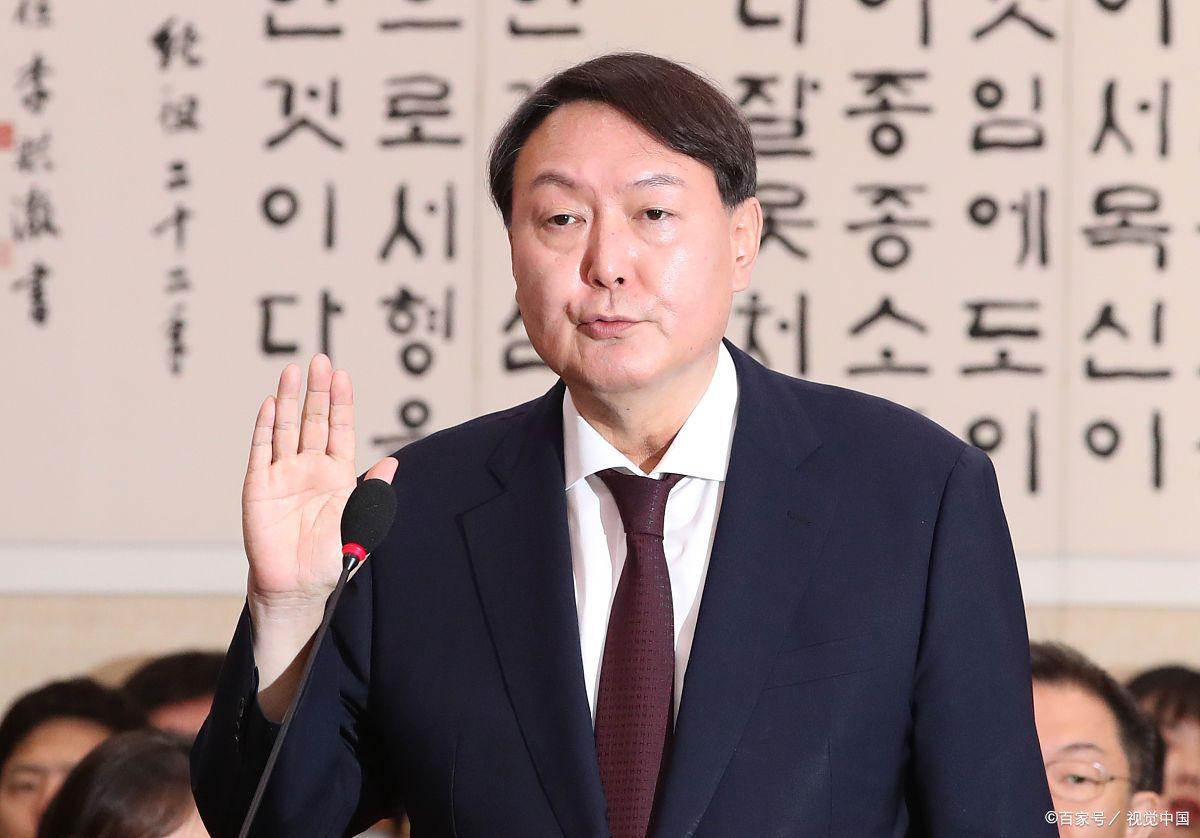 还在演戏！净骗吃瓜群众！

韩国高级公职人员犯罪调查处处长表示，将在逮捕令有效期内对尹锡悦实施抓捕。

也就是说将在7日内对尹锡悦进行抓捕，因为逮捕令的有效期就是7天！

别看这位处长气势汹汹喊得响，