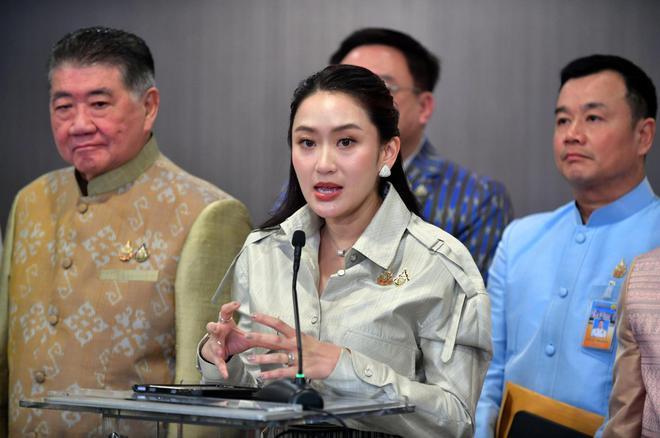 诚意十足！
泰国总理佩通坦已于2月5日到达北京，将在我国呆上四天。
在这中间不但向人民英雄纪念碑敬献花圈，而且在接受采访时诚意十足地说，泰方将采取坚决有效措施，打击网赌电诈等跨境犯罪。
此前泰国已开始