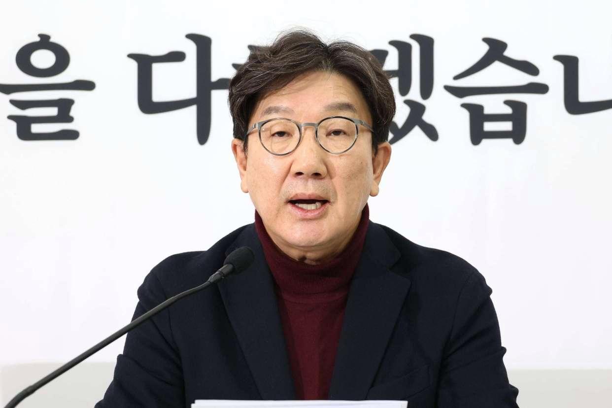 尹锡悦完啦！扯犊子啦！

韩国法院批准对他的逮捕令，下面就进入了强制调查阶段，他不想接受也得接受，否则，就有可能被拘传。

面对逮捕令，他所在的政党假惺惺地说，说并不妥当，而在野党方面则说，早该对这个
