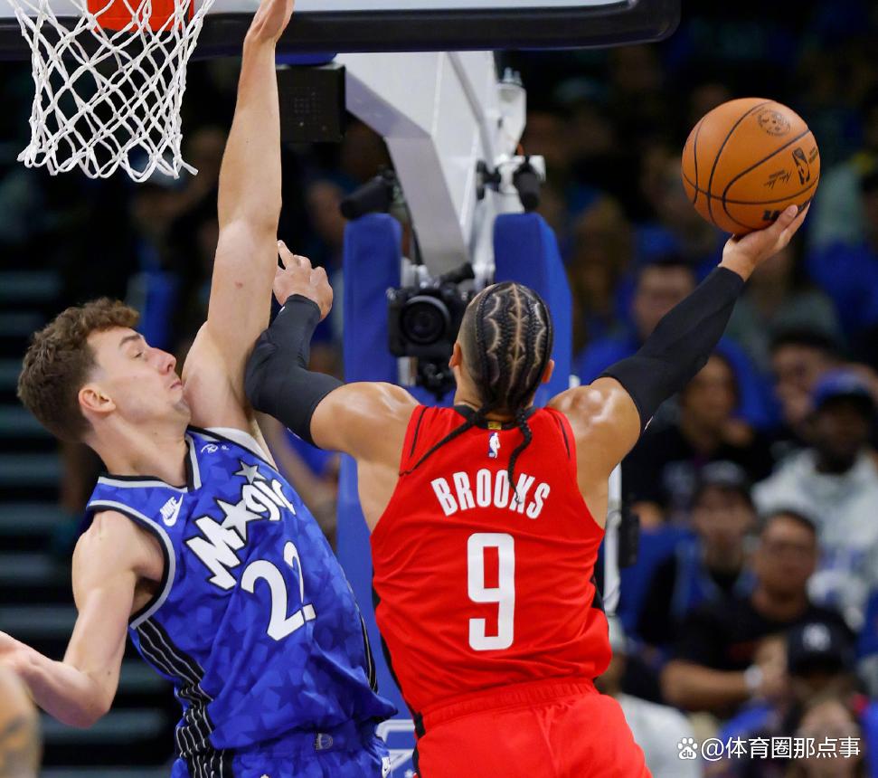 聊聊火箭开门黑大比分输给东部上赛季同为副班长的魔术，为啥火箭会以惨败的方式取得开门黑？季前赛 4 胜 1 负的状态突然就消失不见了，究其原因有以下几点:

1、火箭相对魔术来说身高不占优势，丢失太多的