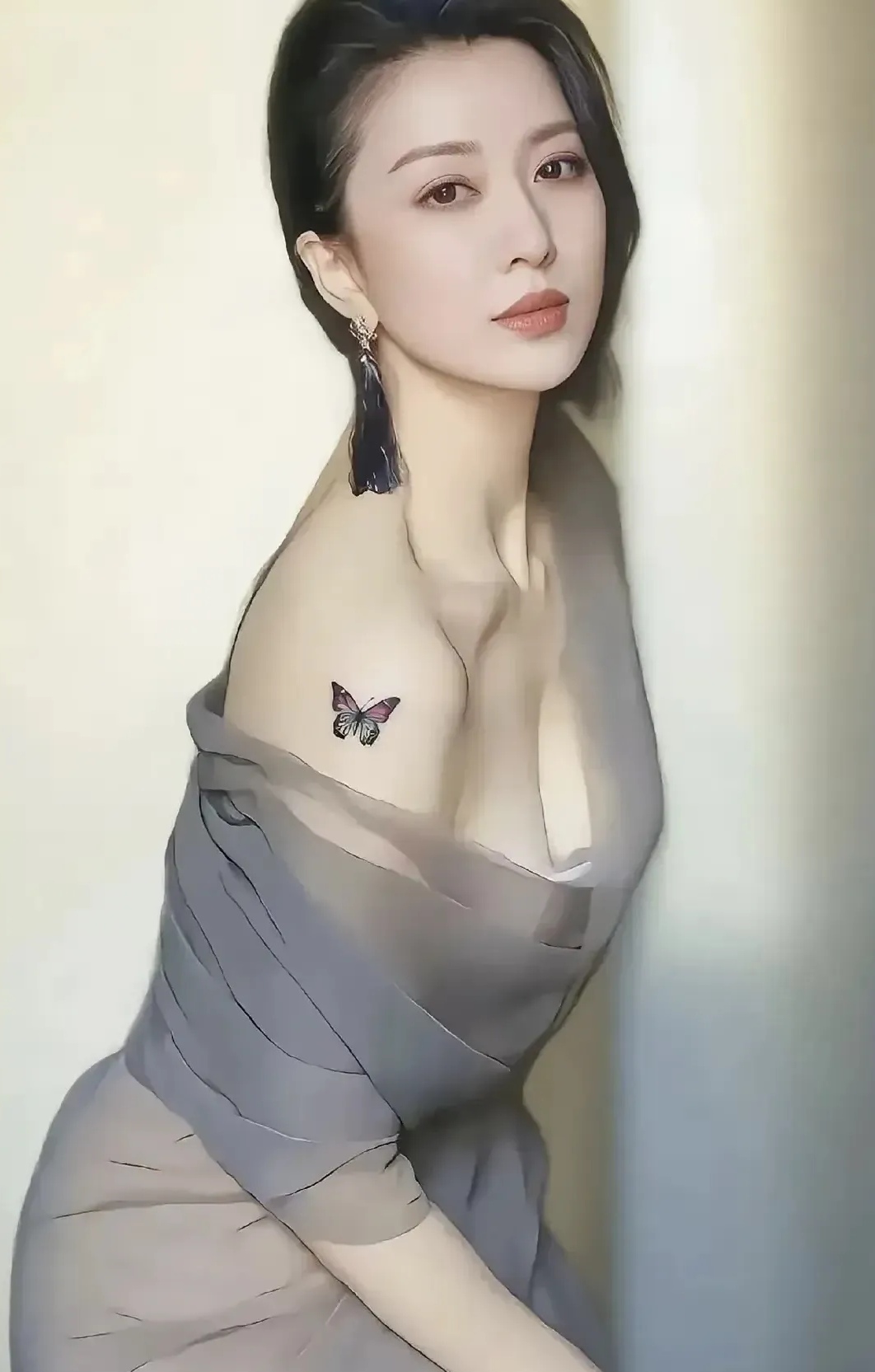 蝴蝶纹身点缀，柔美气质尽显。