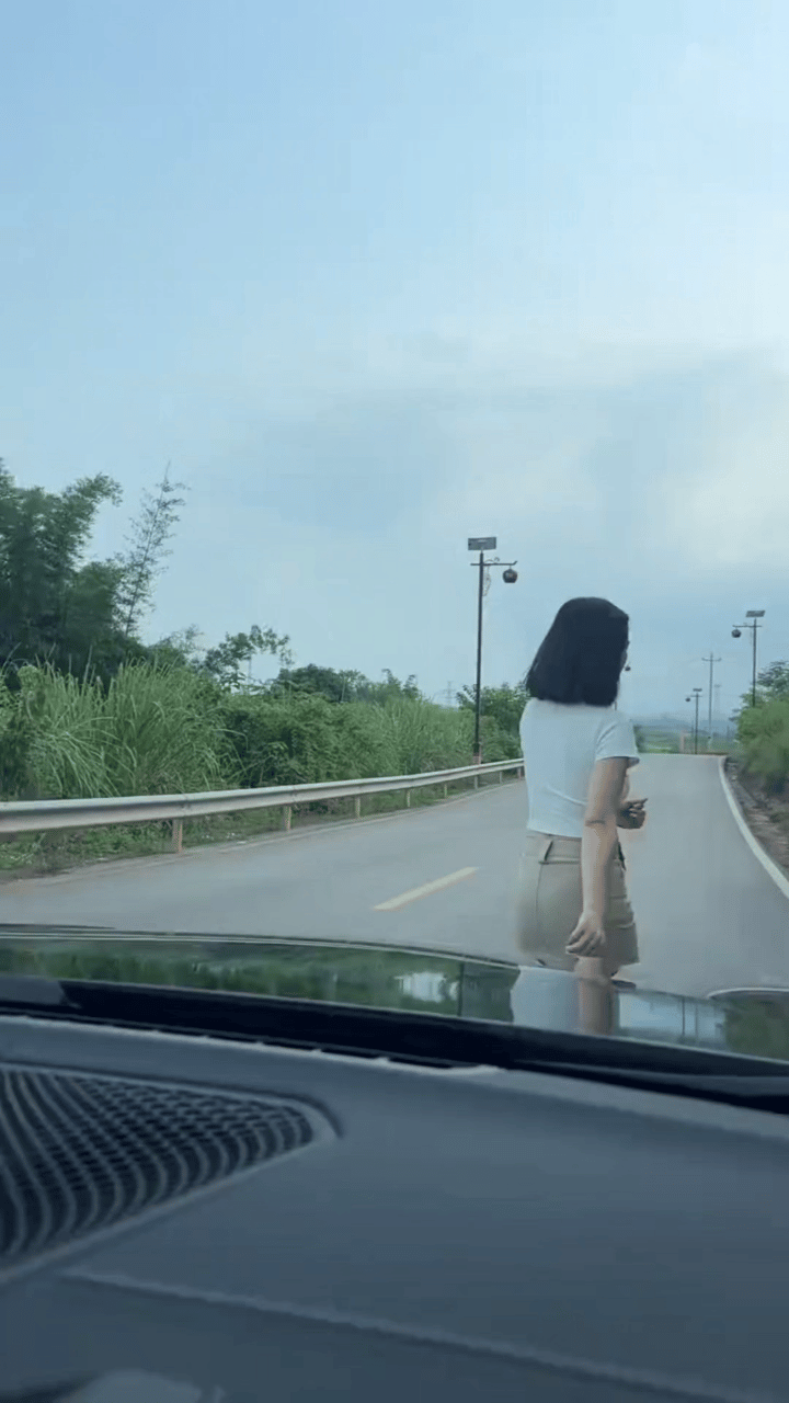 咋了？晕车了？