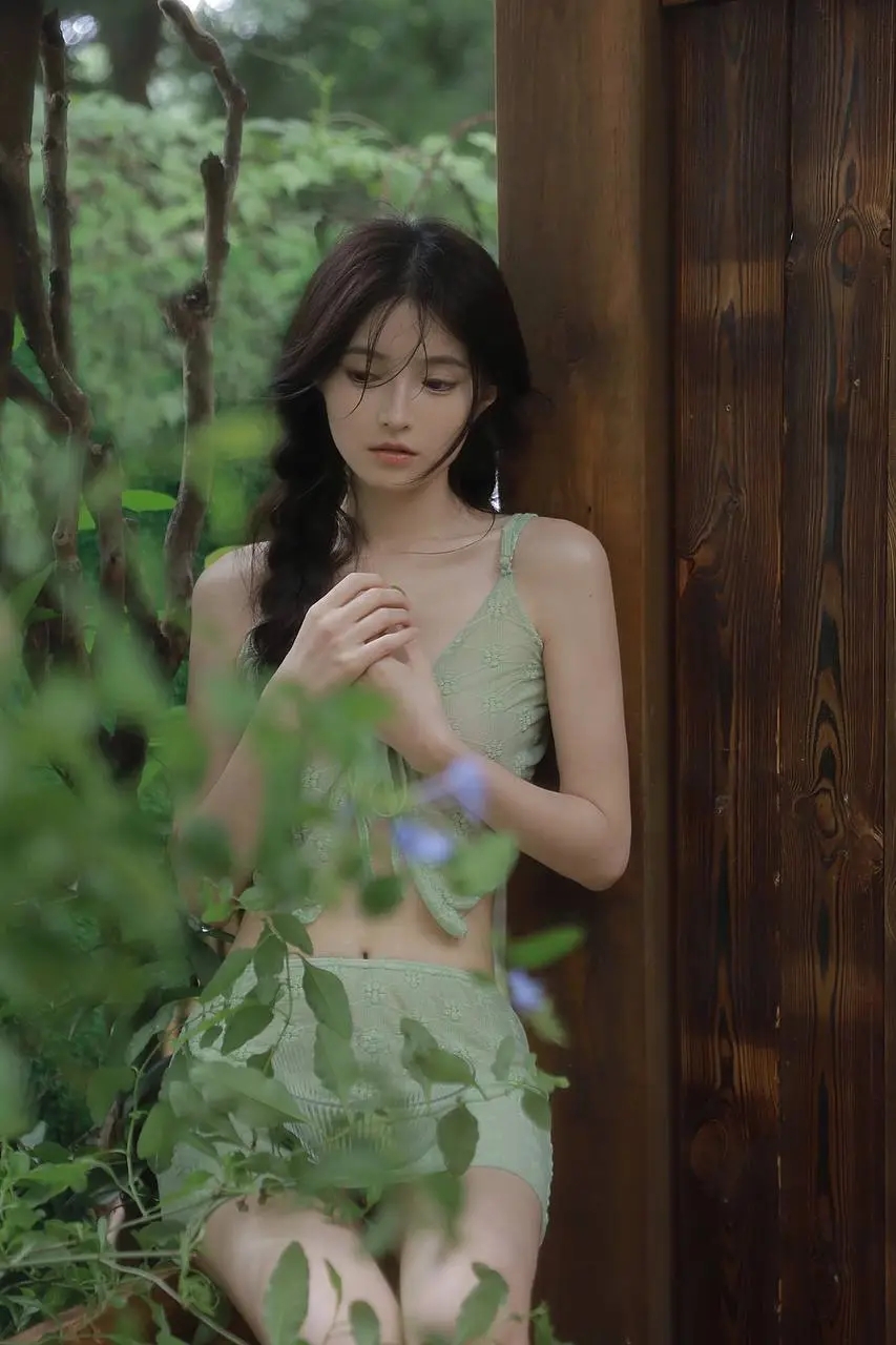 赏析美好第1221篇～乱花渐欲迷人眼，她在丛中笑