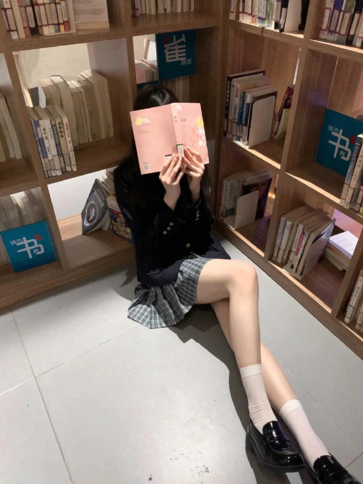 赏析美好第1173篇～图书馆自拍