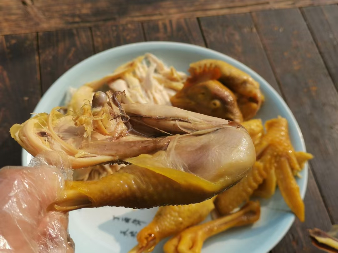 在广东梅州大埔这片充满人文风情与美食传统的土地上，新农人郑俊业以一颗痴心投身于梅州盐焗鸡这一传统美食的制作与传承之中。盐焗鸡作为梅州地区的特色佳肴，历史悠久，风味独特，一直以来都深受食客们的喜爱。而郑