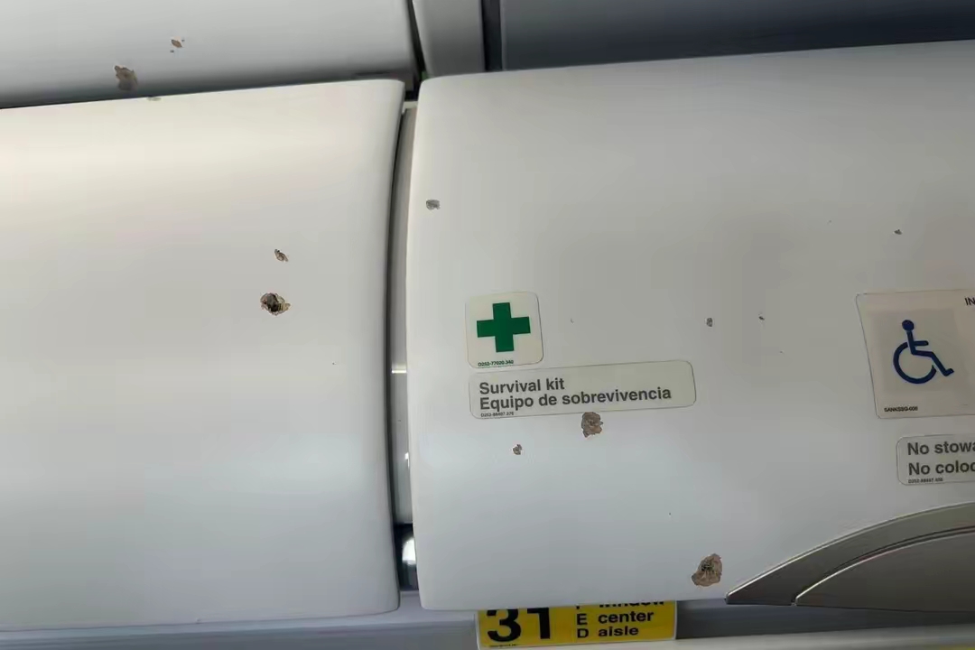 美国客机降落时遭枪击，机身被打穿。

近日，美国客机遭到枪击，据悉飞机已经安全降落，至少有一人遭子弹擦伤。

据报道，飞机下降接近跑道时遭到多次枪击，飞机机身上发现数个弹孔，美国联邦航空局已对枪击事件