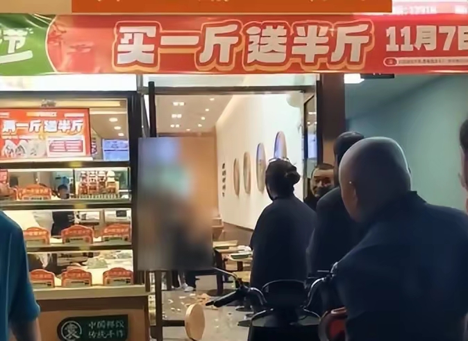 男子怀疑商家少煮一个饺子而怒砸店铺！网友：店家终于可以早点下班，而且赚的比平时更多！

近日，安徽马鞍山一男子因怀疑商家少煮了一个饺子怒砸店面设施。而商家对此回应表示，在了解男子癌症晚期刚化疗回来的情