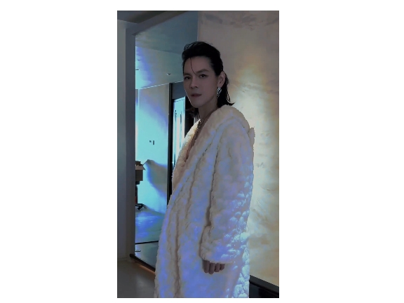 向左向，向太借衣服走红毯，并公开表示，露背不只是女性的特权！网友：你可以继续，我觉得这挺适合你的！

近日向左在社交媒体上分享了一张照片，并表示临时借用了母亲向太的衣服，并发出质疑，露背是否为女性的权