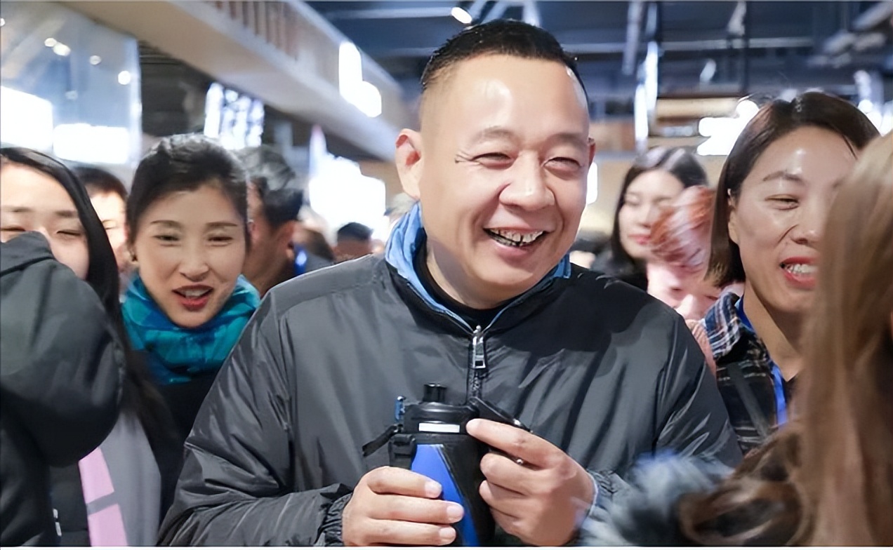 胖东来珠宝员工年薪从未低于20万元。网友：一个想把钱给员工的老板，员工能不幸福吗？

近日，胖东来公开招聘，拟招聘30人，主要为胖东来珠宝板块服务。其中特别提到应聘者的个人信息，在结束招聘后一个月内会