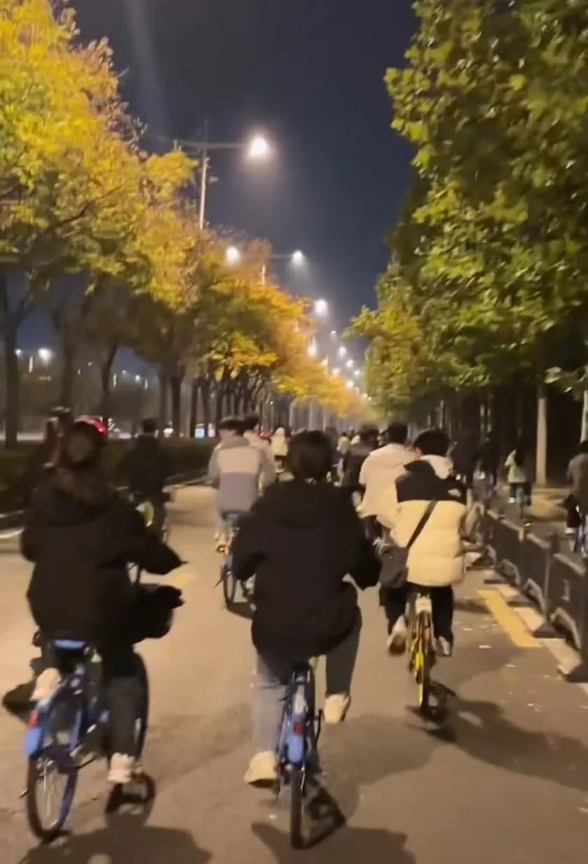 郑州易老师表示需要统计上报业绩的人数！网友：组织的人，参与的人该瑟瑟发抖了

近日，网上有传言，郑州某高校开始统“夜骑去开封”活动的人数，并进行批评教育。并且还有王有成辅导员发通知，禁止学生参加业绩活