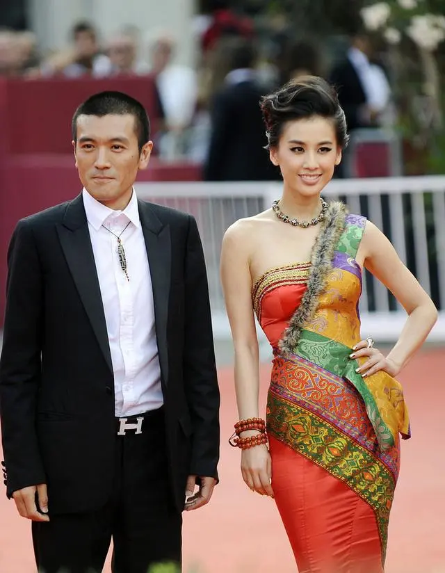 黄圣依再次选择离婚，网友：玩呢？一会儿离，一会儿不离的！

近日在再见爱人四中，黄圣依与杨子参加夫妻画像环节时，被杨子不认真的态度祈祷默默流泪。最后再次选择了离婚。

此事引发广泛热议。

有网友对此