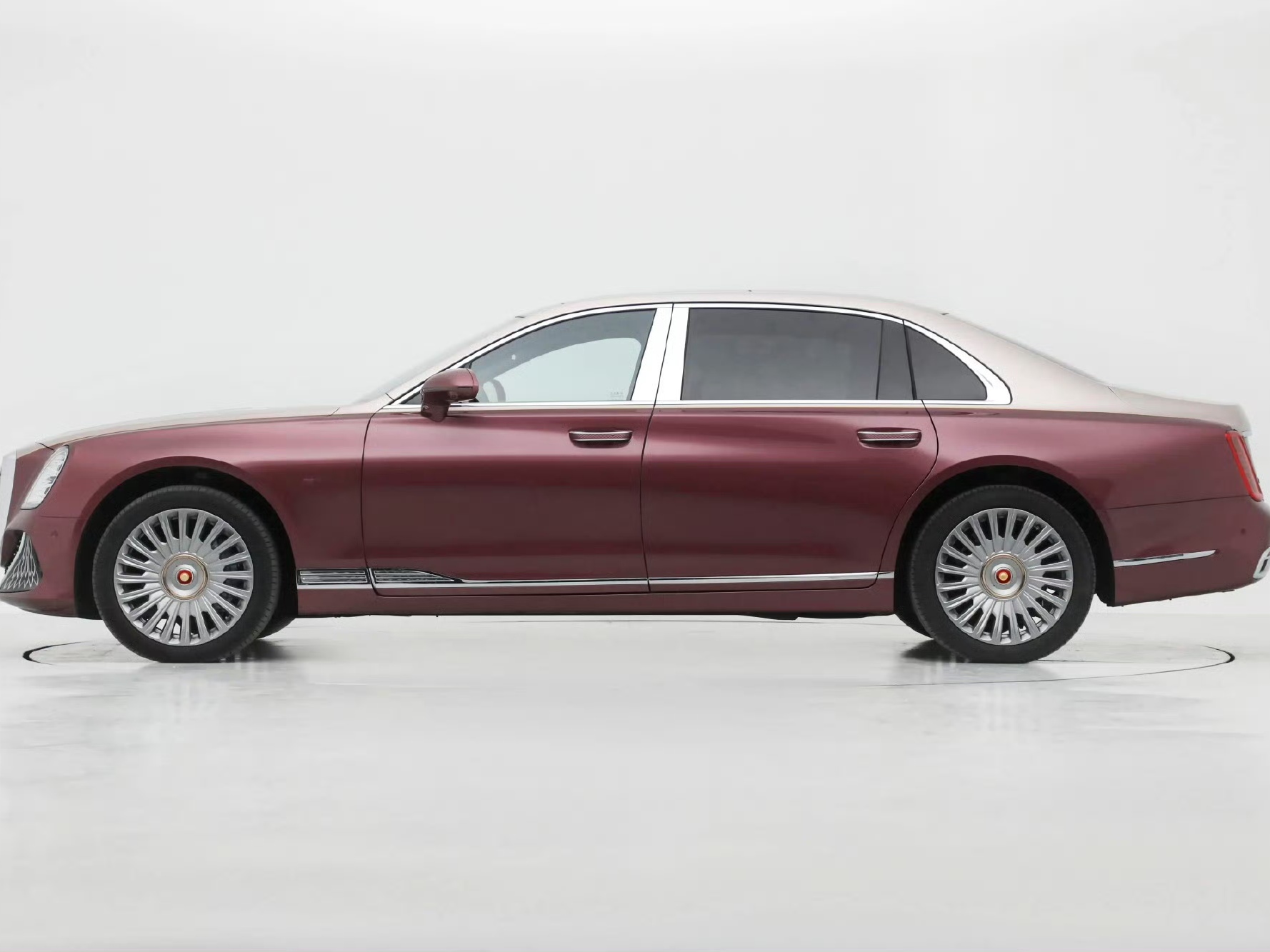 【梅赛德斯·奔驰注册 S700-900商标: 或将对车型名称进行调整】

华为与江淮联合推出尊界 S800,梅赛德斯奔驰迅速注册 S700-900 商标，旨在保护其品牌标识并应对市场变化。

最近，在