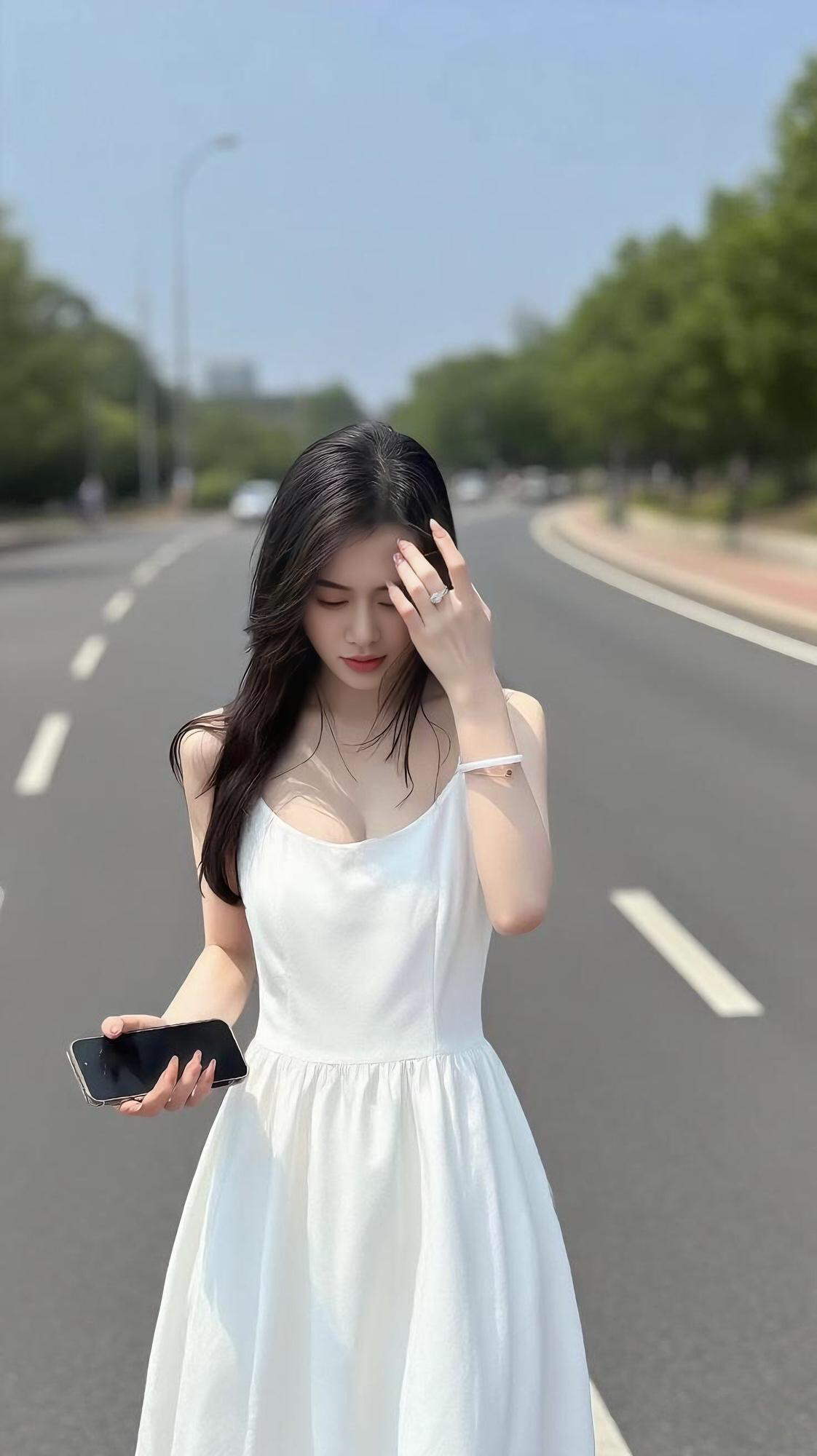 穿上白裙漫步街头，风都变得温柔。每一步，皆是生活的诗意邂逅。