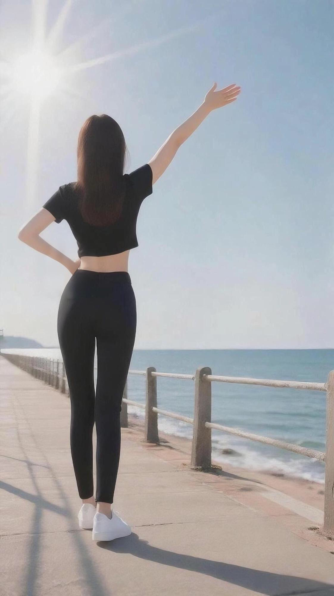 于海边的小径踱步，听浪语，沐暖阳。心无纷扰，只余这一路的悠然时光 。