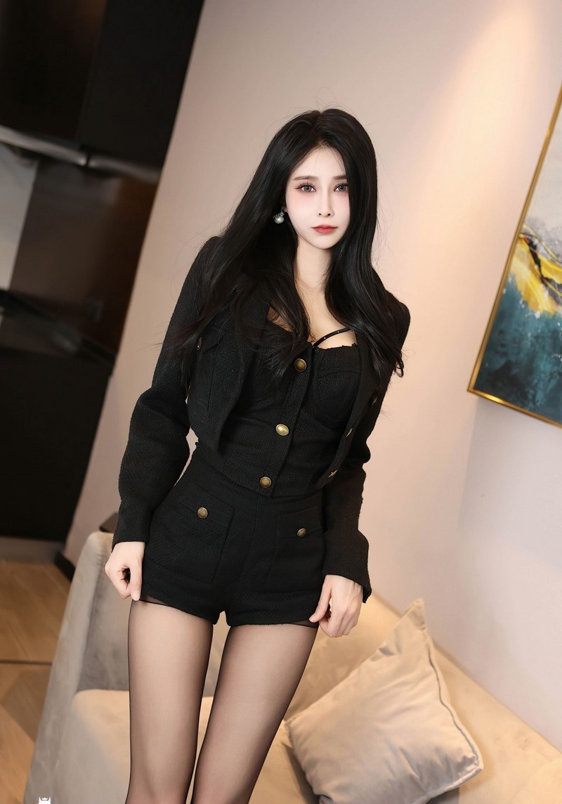 有一个夜晚我烧毁了所有的记忆，从此我的梦就透明了。
有一个早晨我扔掉了所有的昨天，从此我的脚步就轻盈了。