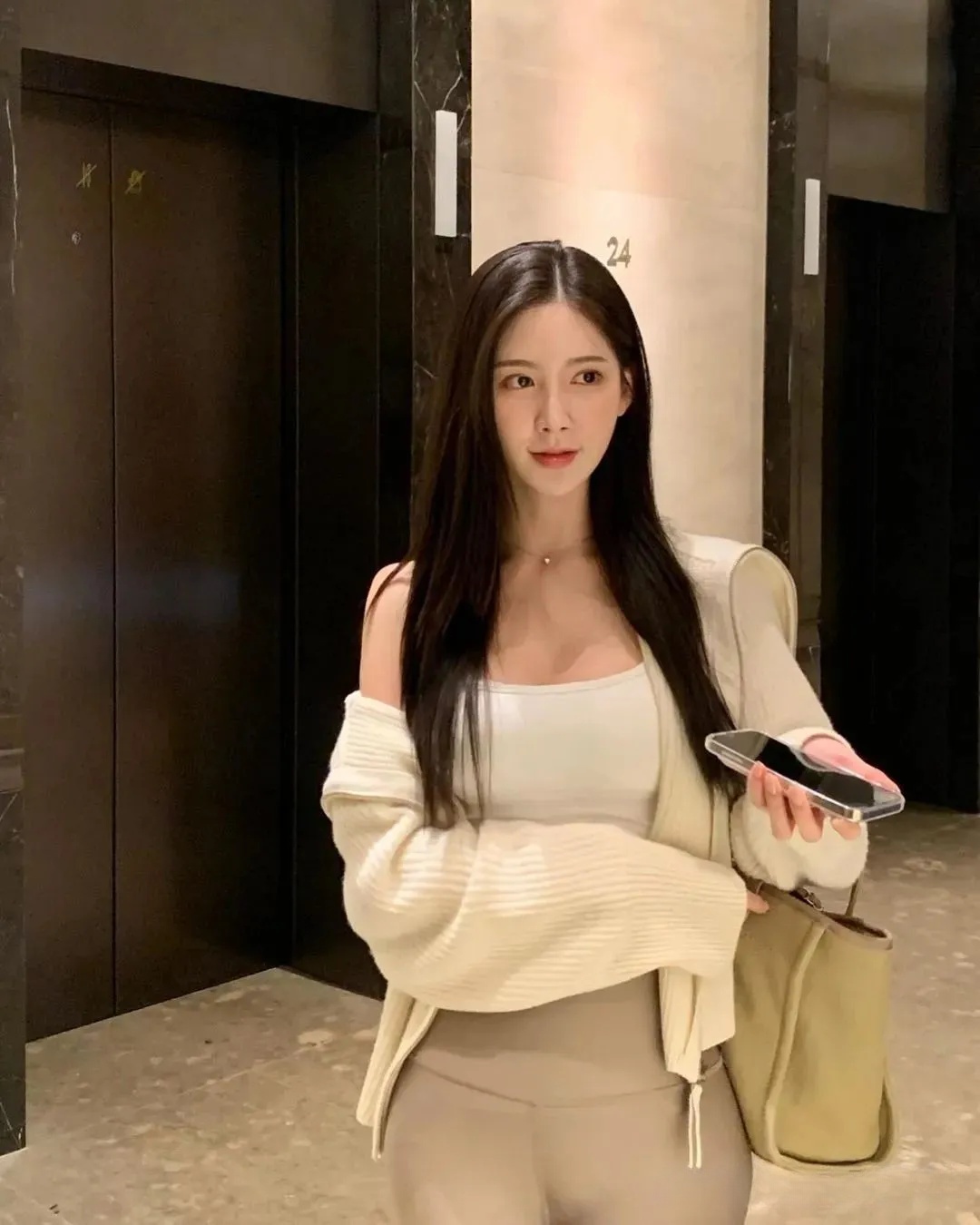 尽管世界上有那般广阔的空间，而容纳你的空间虽然只需一点点却无处可找。你寻求声音之时，那里唯有沉默；你寻求沉默之时，那里传来不间断的预言。那声音不时按动藏在你脑袋某处的秘密开关。