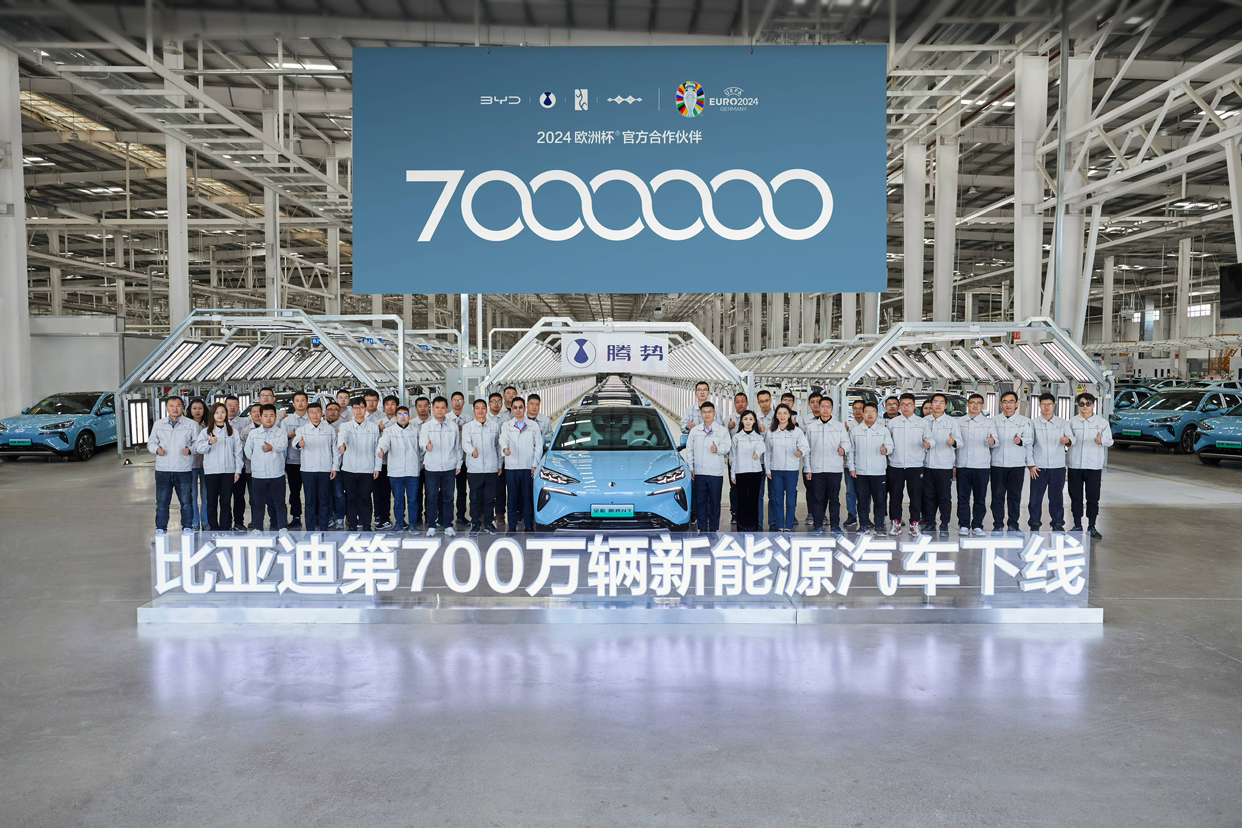 比亚迪在 达成了第 700 万辆新能源汽车下线的里程碑，成为全球首家达成这一成就的汽车品牌。自 2021 年 5 月以来，比亚迪的新能源汽车销量不断攀升，全产业链优势和规模化效应凸显。同时，比亚迪还坚