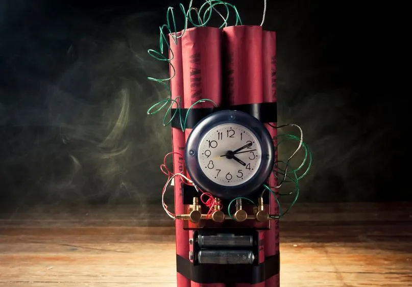 复杂的人际关系，就像拆炸弹时在密密麻麻的线头中做选择一样，每一步都得小心翼翼。剪错了，就可能引爆“危机”。所以，处理人际关系时得像拆弹专家那样，谨慎又精准，才能维护好彼此的关系。