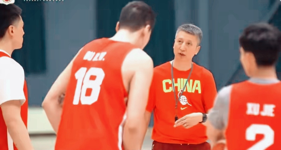 NBA训练师加盟，亚洲杯预选赛倒计时，中国男篮如何打造全新战力？


中国男篮迎来NBA训练师，为未来备战添力

中国男篮最近迎来了两位重量级的新成员——来自NBA的训练师。这不仅是对球队实力的极大提