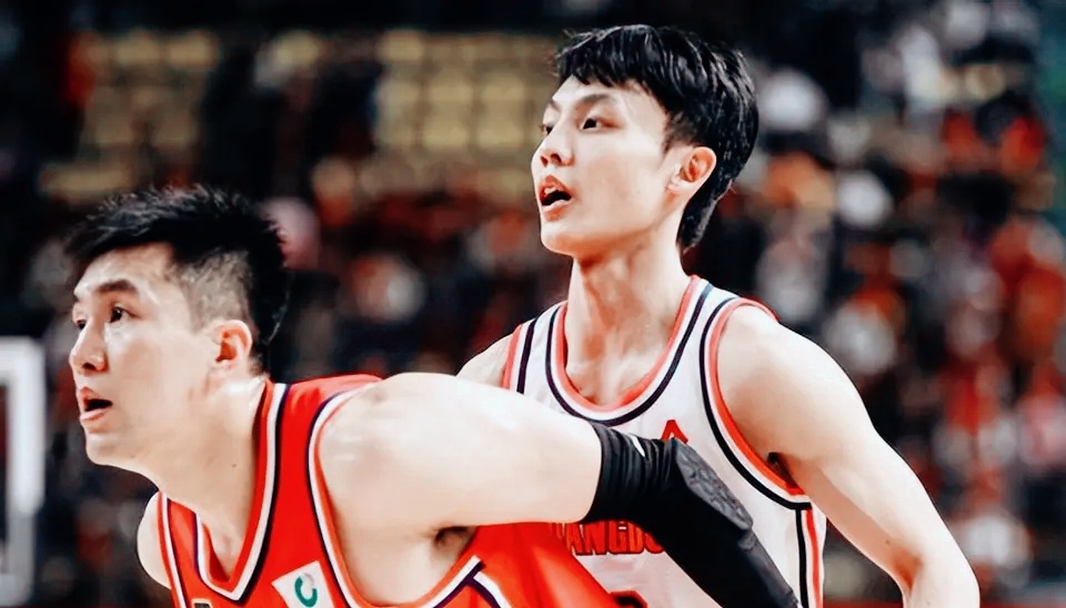 19分大逆转与4分钟弃用：21岁天才球员徐昕面临的关键选择






2025年1月16日的这场CBA比赛，广东队与广州队的对决，仿佛是一场关于坚持与奋力拼搏的故事，打动了每一位在场的观众。比赛的开