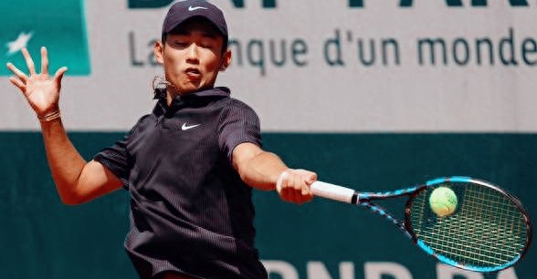 官宣爆点：点都真背？ 摔杆 发牢骚 商竣程情绪过头 又不干了


 
家人们，今天咱来聊聊一位备受关注的网球小将——商竣程。最近的网球赛事中，他的表现可是牵动着无数球迷的心，其中有惊喜，却也伴随着不少