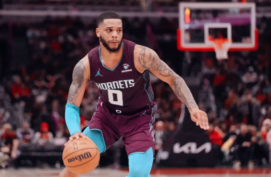 这笔交易太刺激！太阳队迎来双重收获，黄蜂队是否赌对了未来




有时候，生活就像一场棋局。每一步棋的走向，背后都藏着深思熟虑的选择，而每一次决策，都会影响未来的道路。今天我们要聊的这笔交易，就是这么