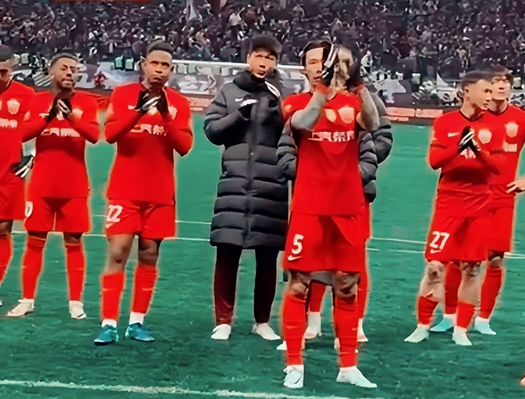 足坛震动！申花惊天逆转海港，足协超级杯成就新传奇！




2025年足协超级杯的决赛上演了一场注定要被铭记的上海德比。上海海港和上海申花这两支球队，分别代表着上海足球的荣耀与梦想，彼此间的较量从来就