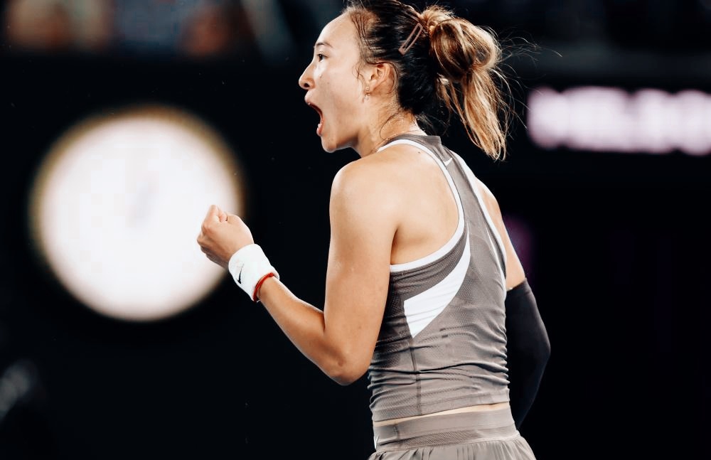 新星资格赛一路披荆斩棘闯入却没能抵挡，
中国新闻网送上祝贺



2025 赛季的职业网坛，就像一场盛大的狂欢派对，而大满贯赛事 —— 澳网，在墨尔本盛大开幕啦。

中国名将郑钦文，那可是有着相当响亮