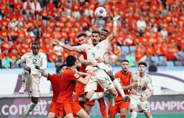 27分惨败！主帅放弃真敢想，球迷怒声要求下课



在CBA常规赛的赛场上，北京男篮与北控的对决，原本应该是一场火花四溅的较量。然而，结果却让人大跌眼镜：北京队以27分之差惨遭北控大败。这不仅令球迷心