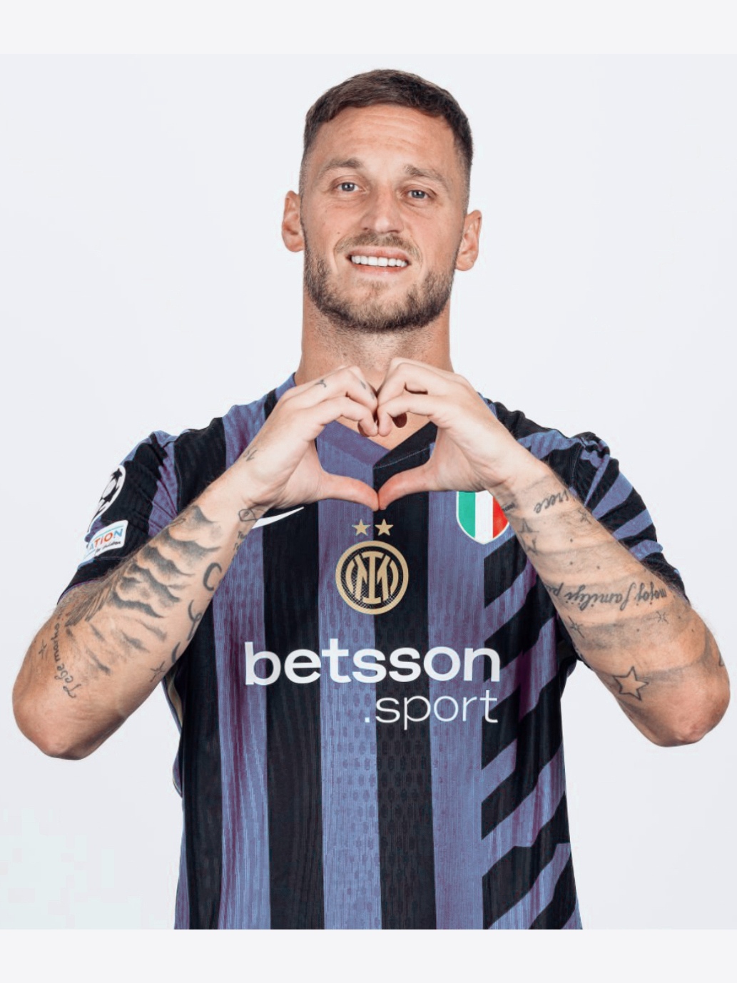 点球、乌龙球、逆转！这场国际米兰的比赛，如何改写他们的赛季命运？



国际米兰以2:1战胜佛罗伦萨，终结了两场不胜的尴尬，成功缩小了与榜首那不勒斯的差距至1分。比赛中，国际米兰在上半场由佛罗伦萨乌龙