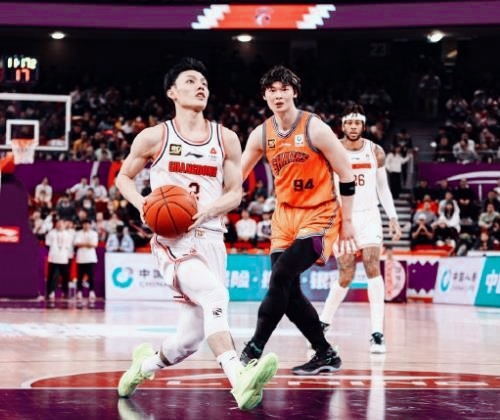 上海战胜广东，北京险胜深圳，CBA积分榜新格局诞生



2025年1月22日，CBA常规赛第33轮的比赛中，这轮比赛真是精彩绝伦，强队之间的碰撞让人看得根本停不下来。对现场观众来说，这绝对是一场视觉