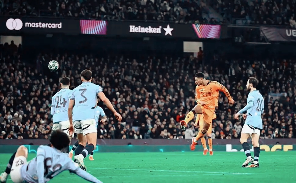 绝望的最后时刻！曼城在欧冠中上演“自杀式失利”



在欧冠的舞台上，总是充满了戏剧性与不确定性，这一次，曼城的球迷也经历了一次令人心碎的起伏。首回合的比赛，他们本是顺风顺水，占据着优势，仿佛已经看到