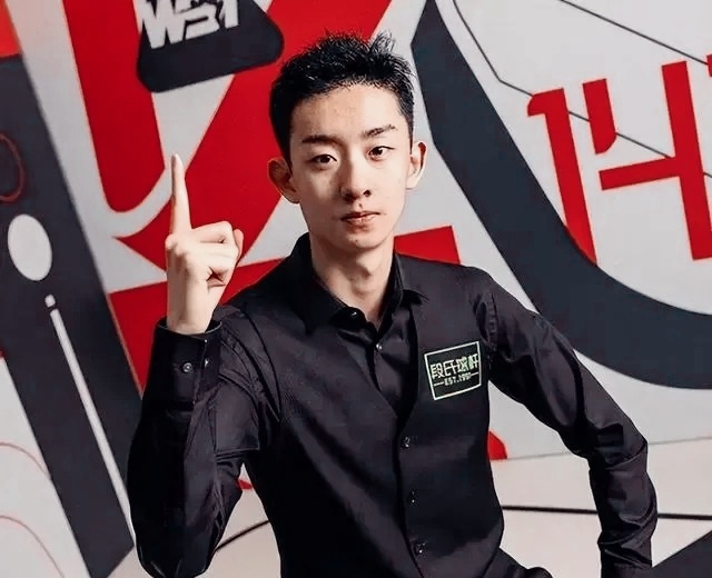 斯诺克大逆袭！中国选手让世界冠军惊掉下巴



2025年斯诺克德国大师赛，这场充满激情与悬念的赛事，让人再次感受到运动的魅力与不可预测性。在这里，排名前十的选手们纷纷经历了跌宕起伏的命运，而一些意外