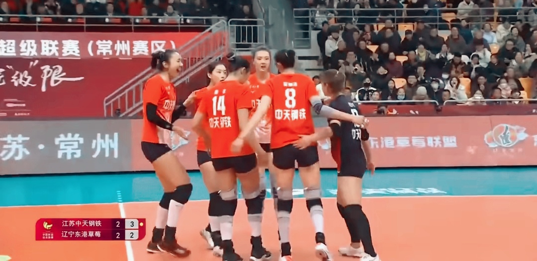江苏女排大逆袭！从0-1落后到3-2逆转，背后隐藏的强大动力！



在这场充满戏剧性的四强赛中，江苏女排与辽宁女排展开了一场没有硝烟的较量，最终江苏女排凭借一场扣人心弦的3-2逆袭战取得了胜利。这不