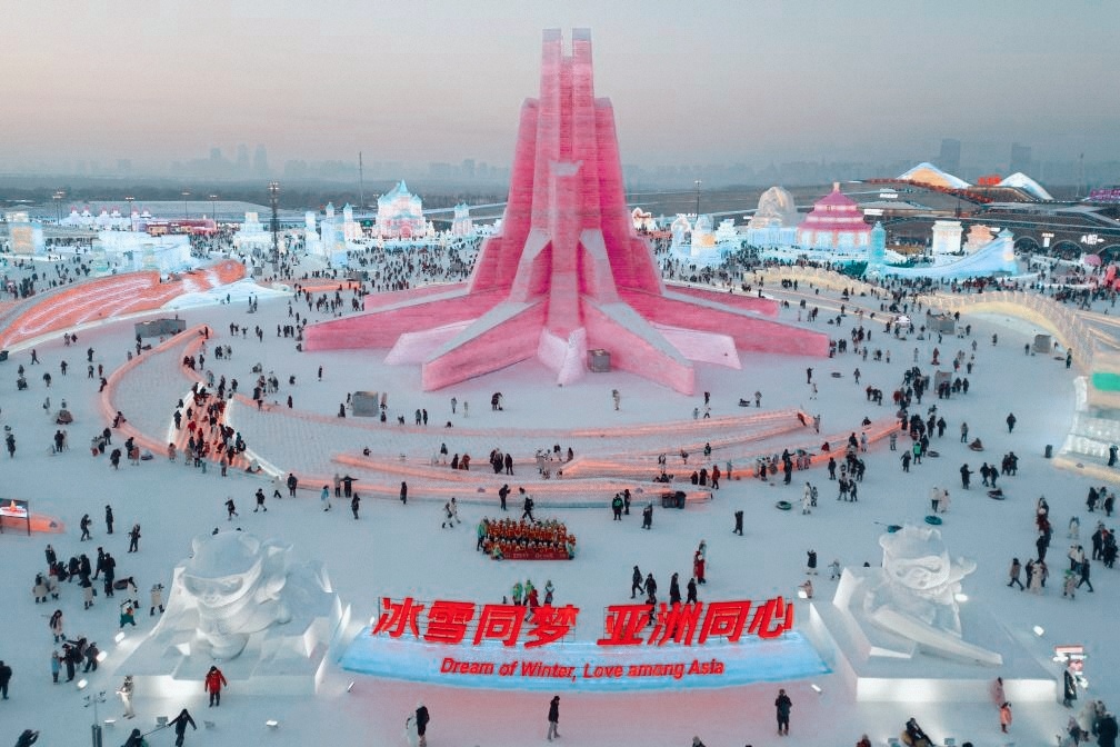 2025亚冬会开幕：那些你不容错过的冰雪传奇！




2025年2月7日晚，哈尔滨的冬夜格外璀璨，第九届亚洲冬季运动会正式拉开帷幕。随着夜空中烟花绽放，体育场内外人潮涌动，热情的掌声和欢呼声仿佛化作