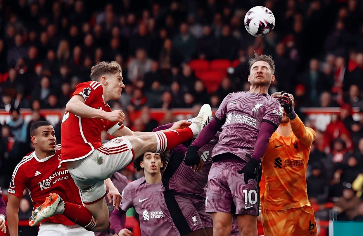 豪门陷入爆冷！曼城领先变平局，切尔西五轮仅得3分，利物浦一场平局收场！




赛季挑战中的英超豪门：重生还是错失？


英超的赛季总是充满着未知与惊喜，而对于像曼城、切尔西和利物浦这样的豪门球队来说