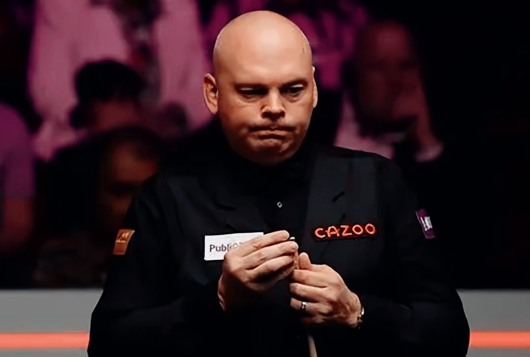 在2025年斯诺克威尔士公开赛首日，爆出多起冷门。世界冠军宾汉姆以0-4惨败给罗比威廉姆斯，卫冕冠军加里威尔逊在3-2领先时被印度选手辛格查达逆转绝杀。

排名第12的中国选手斯佳辉以2-4败给威尔士