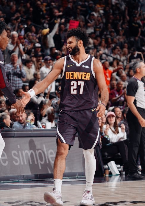 大逆转！最后时刻完成19分反超，神勇无比





2025年1月13日，这日子可在咱篮球迷的心里扎了根。一场让人热血沸腾的篮球赛热热闹闹地开场啦！


对阵的双方，一边是有着22胜16负战绩的独行侠