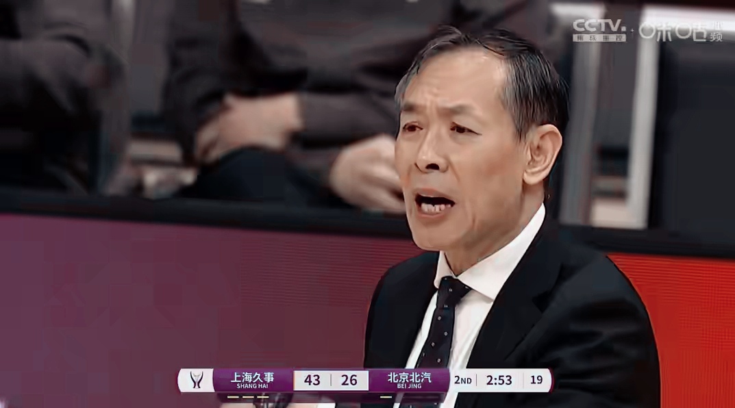 北京男篮23分惨败！范子铭彻底掉链子，许利民毫无招数



北京男篮在与上海队的比赛中，以20分大败，未能晋级CBA俱乐部杯决赛。尽管开局领先，但在上海队的反击下，北京队的外援杰曼受限，国内球员表现低