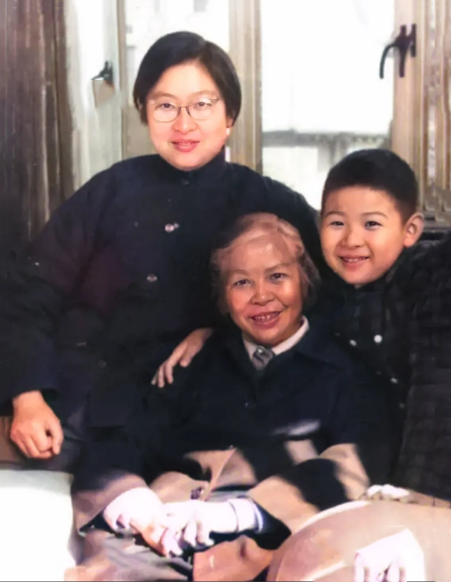 李敏带着儿子孔继宁，与母亲贺子珍，留下的开心合影

此时的贺子珍已经上了年纪，从她脸上的笑容可以看出来，有外孙和女儿陪在身边，她感到很开心。

李敏是贺子珍与毛主席的女儿，她也是贺子珍晚年的精神寄托，