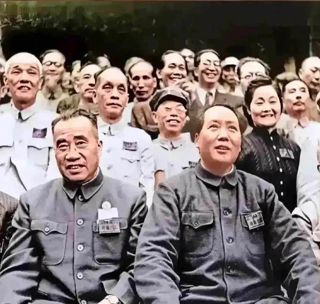 毛主席与朱德总司令看着是那么的慈祥，他们坐在前面，仿佛给人一种力量。

各界代表们站在后面，非常地开心。毛主席和朱德总司令虽然是国家邻导人，但是他们没有一点架子，与大家在一起的时候，非常地亲切。