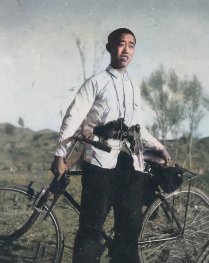 武工队小队长王树平，在抗日战争期间，留下的威武照。

这张照片是1944年，在晋察冀根据地拍摄的，他是易县武工队的小队长。

王树平一定是立了不小的功劳，才会专门给他拍摄这样一张照片。

敌后武工队执