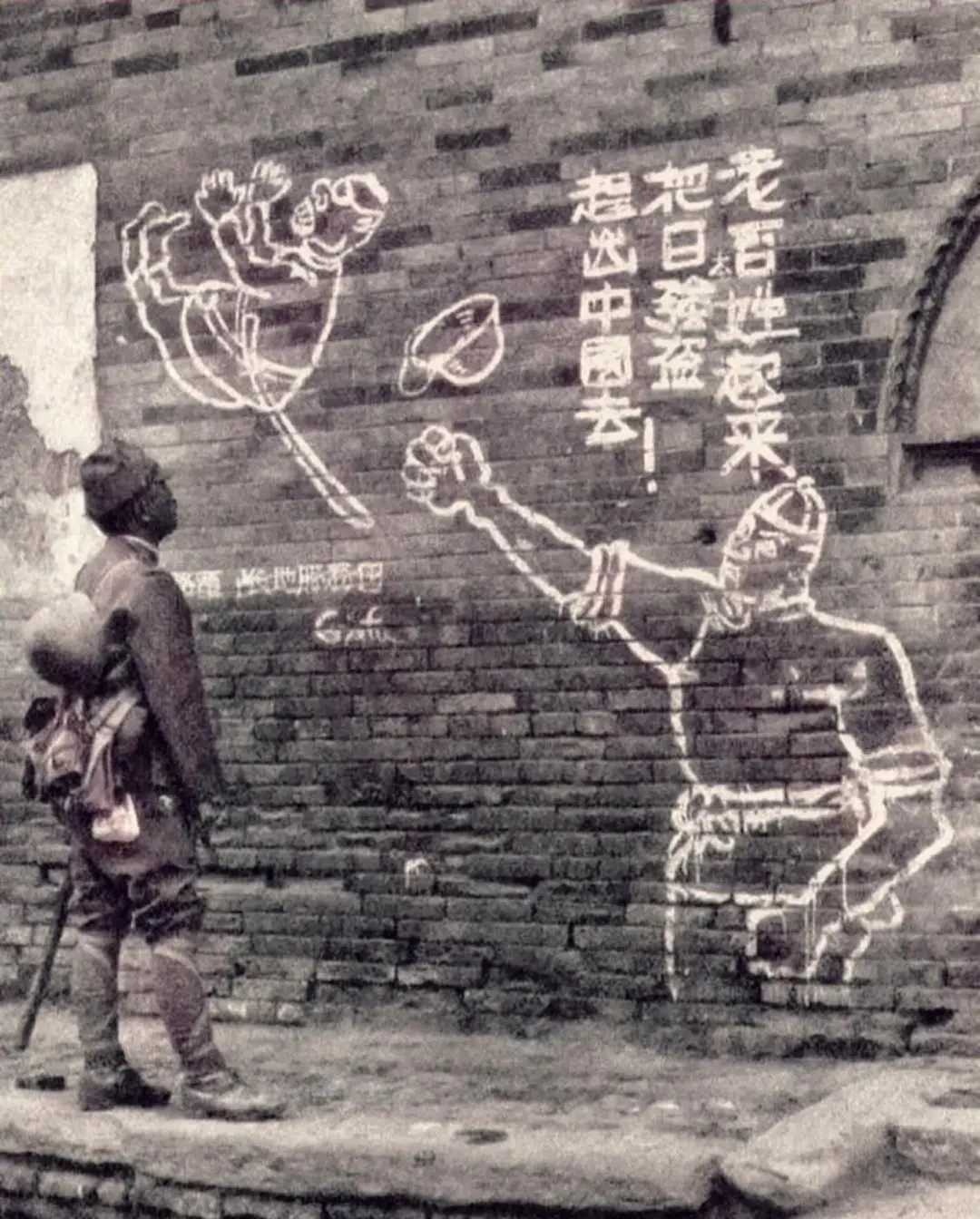 一个日寇望着墙上的宣传漫画，不知道他有没有反思自己？

那幅漫画就是为了打击日本侵略者画的。当年日本侵略中国，给中国人民造成了难以承受的巨大伤害。