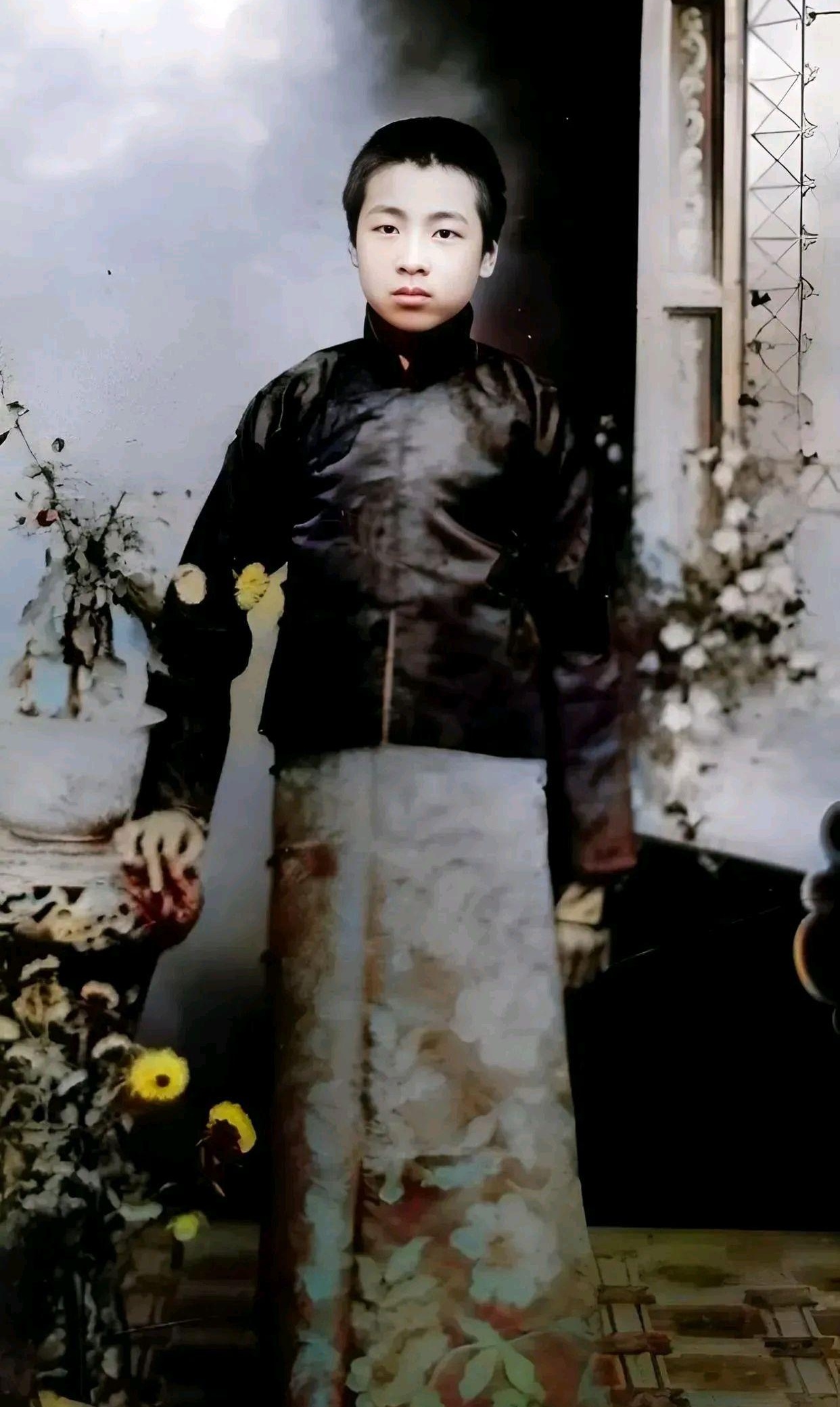 这个英俊的少年，是年轻时候的周总理。

他从小就是一个充满正义感的人，他的脸上透露着一股英气。