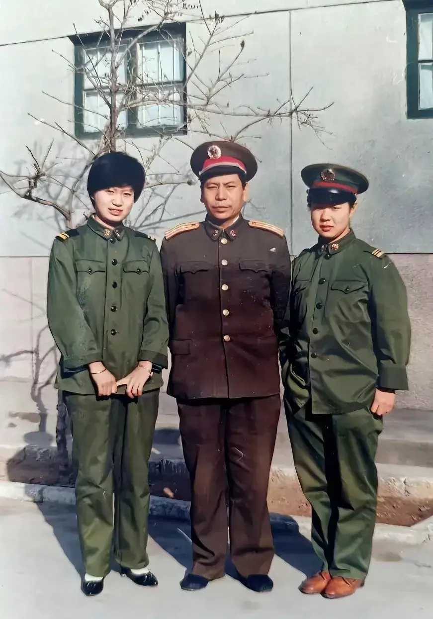 90年代的三位军人，他们都是非常优秀的人，特别是那两个女兵。

部队招收女兵的时候，非常地严格，她们都够参军报国，说明她们拥有非常精湛的专业技能。而且看她们的气质，也不像是普通的士兵。