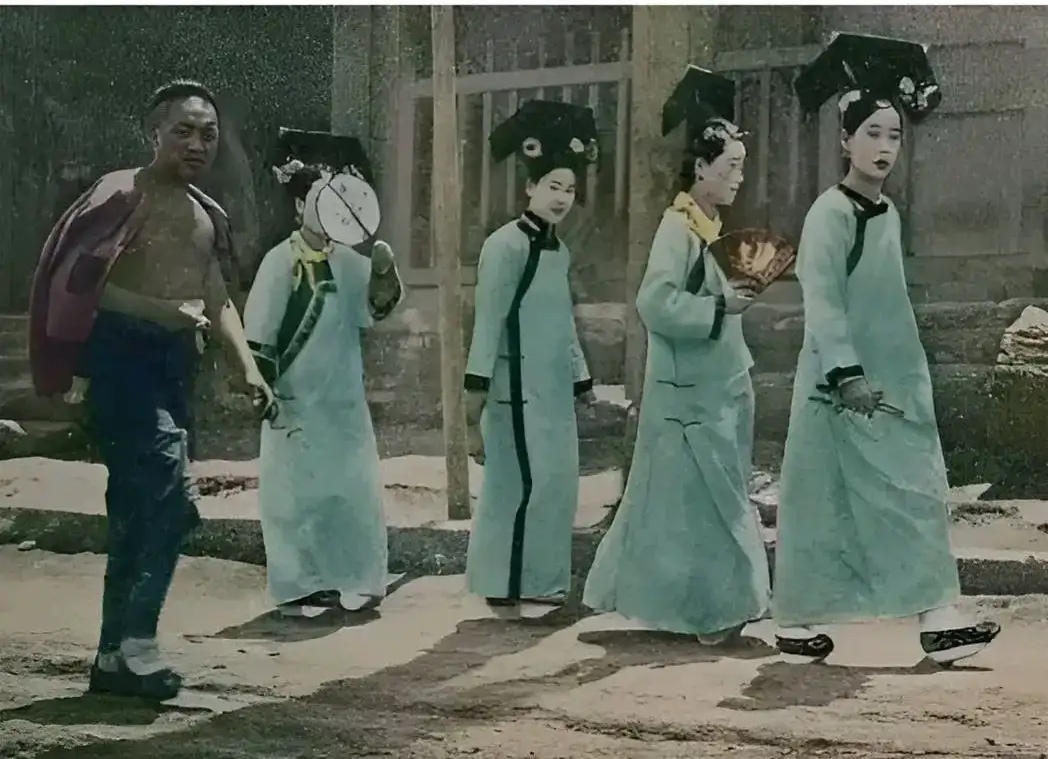 清朝几个宫女出宫的时候，被摄影师抓拍。

这些宫女都是满族人，她们走起路来非常有自信，人也非常漂亮，如果运气好的话，还有可能被皇上看中。